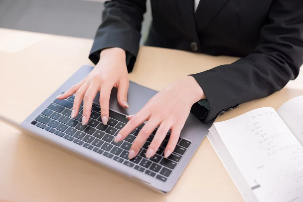 パソコンを触る女性